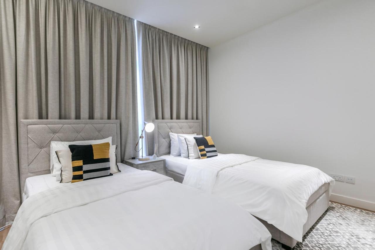 Dhh - Welcome To Your New With Splendid Interiors In City Walk Building 11b Apartment *