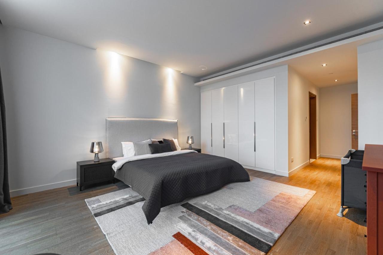 Dhh - Welcome To Your New With Splendid Interiors In City Walk Building 11b Apartment