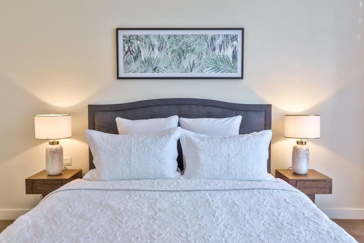 Dhh - Welcome To Your New With Splendid Interiors In City Walk Building 11b Apartment