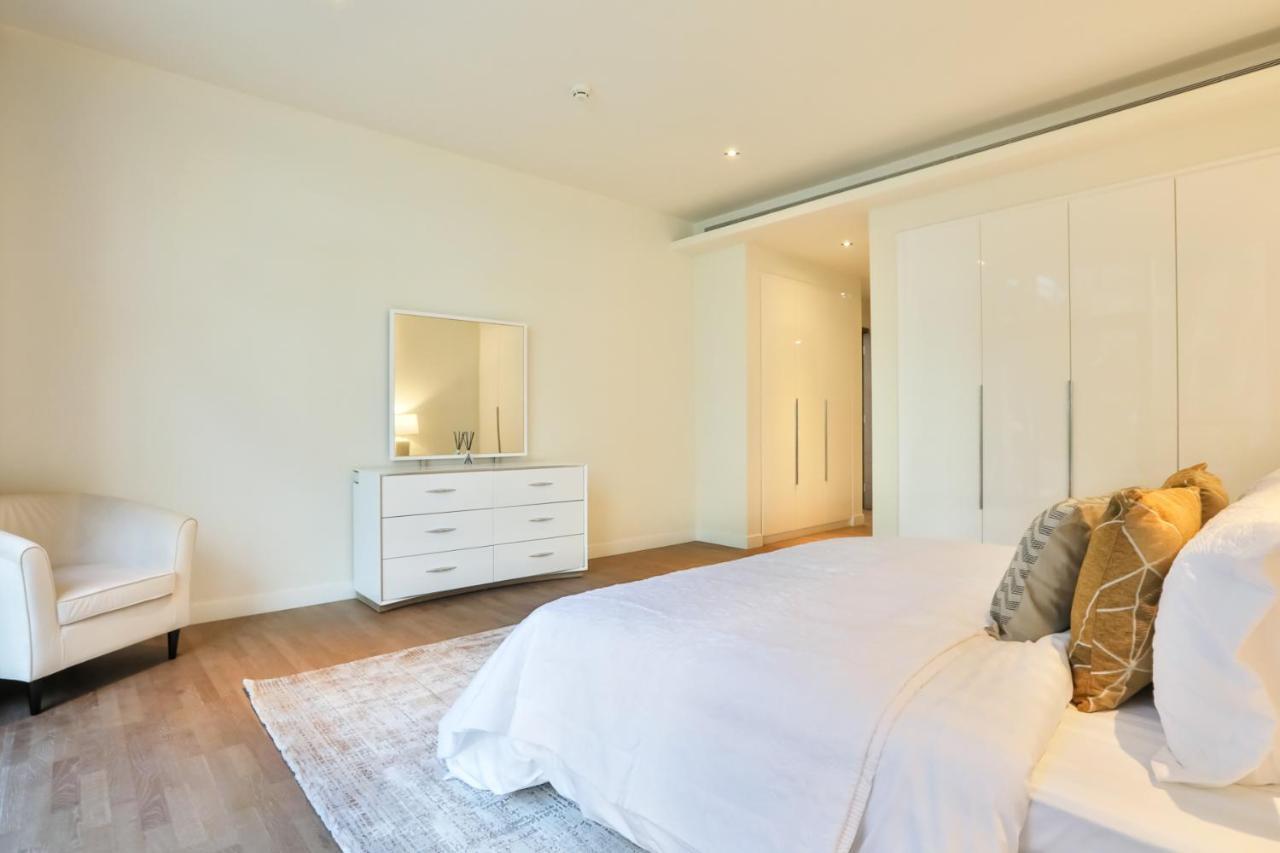 Dhh - Welcome To Your New With Splendid Interiors In City Walk Building 11b Apartment
