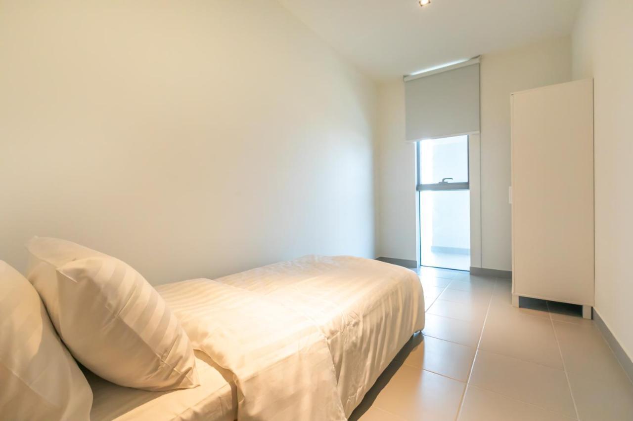 Dhh - Welcome To Your New With Splendid Interiors In City Walk Building 11b Apartment
